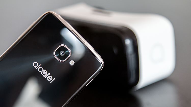 Иоганнес Валлат   Alcatel Idol 4S - первый смартфон, в котором одновременно установлены очки VR