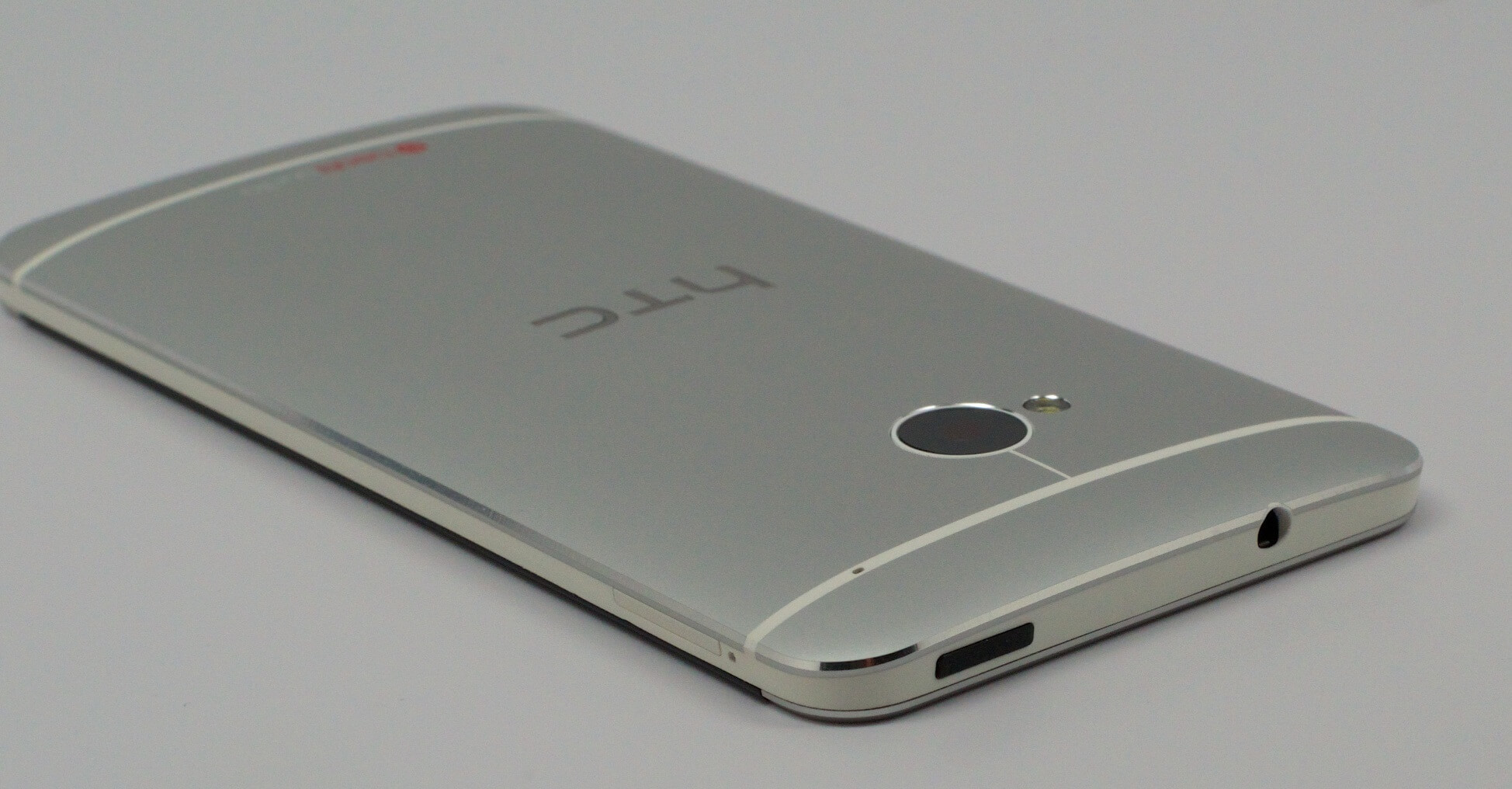 Череда невдач тайванської компанії HTC змінилася великим білим алюмінієвим плямою:   HTC One
