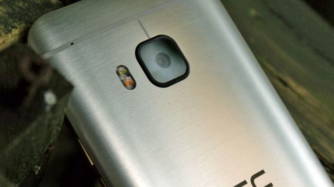 Як ми вже писали, після тривалих спроб HTC переконати користувачів в тому, що UltraPixel є новим напрямком у розвитку мобільної фотографії, виробник все-таки визнав свій прорахунок і встановив в HTC М9 звичну всім камеру