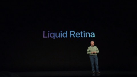 iPhone XR оснащений 6,1-дюймовим РК-дисплеєм Liquid Retina з роздільною здатністю тисячі сімсот дев'яносто два × 828, новітнім процесором A12 Bionic, 3 ГБ оперативної пам'яті і одним модулем камери на 12 Мп