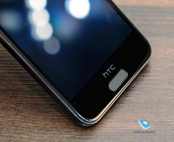 На відміну від HTC One M8 і M9, тут є сканер відбитків пальців, він розташовується під екраном і об'єднаний з сенсорною клавішею