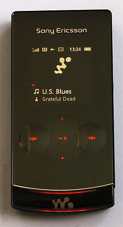 Сенсорне кнопки на кришці Sony Ericsson W980i не тільки спрощують управління плеєром, а й надають телефону особливий шарм